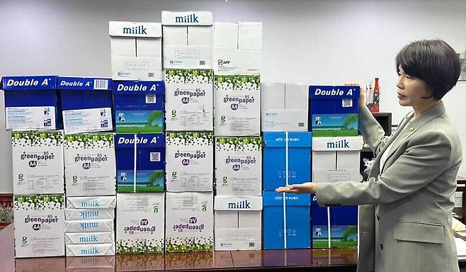 한정애 더불어민주당 의원이 대법관들이 검토해야 할 이재명 민주당 대통령 후보 공직선거법 위반 혐의 사건 기록 분량을 에이포(A4) 용지 기준으로 수치화 한 사진. 페이스북 갈무리