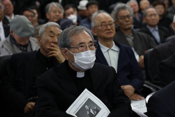 추모식에는 함세웅, 이부영, 이재오 등 고인과 함께 민주화운동을 한 민주화운동 원로들이 많이 참석했다.                                 장례위 제공