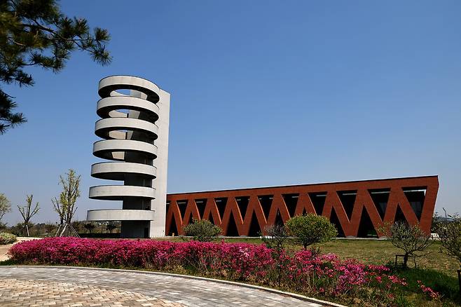 `매향리평화기념관\' 모습. 지하 1층, 지상 2층의 규모의 건축물로 주민들의 삶, 투쟁, 희생을 생생히 담아낸 전시와 체험 공간은 과거의 비극을 반복하지 않겠다는 다짐을 담고 있다.