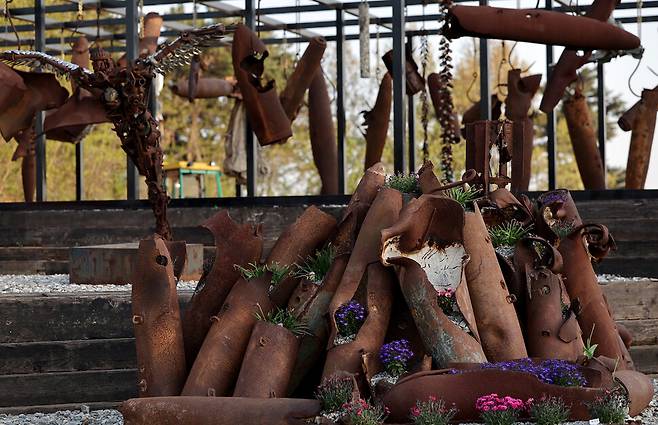 `매향리평화기념관\' 앞쪽에 전시된 `매향리 평화 역사관\' 전시물. 매향리 주민들이 사격장에서 가져온 포탄 폐기물로 만든 `철꽃 화분\'과 `푸줏간\'모습.