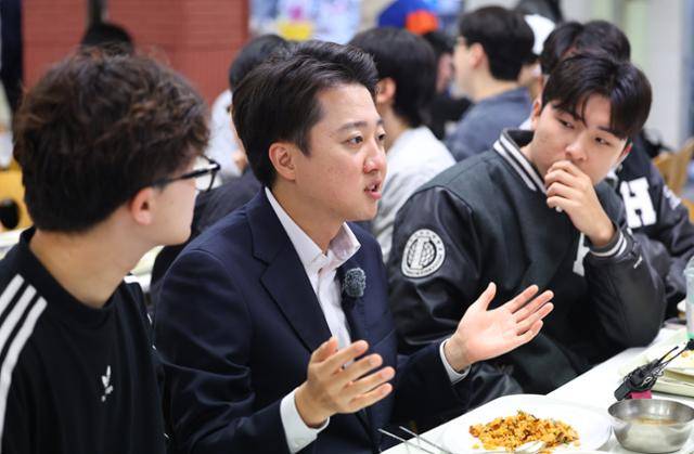 이준석(왼쪽 두 번째) 개혁신당 대선 후보가 1일 대학생들과의 소통을 위한 '학식먹자 이준석' 플랫폼의 두 번째 학교인 서울 동대문구 한국외국어대를 찾아 학생들과 식사하며 대화하고 있다. 연합뉴스