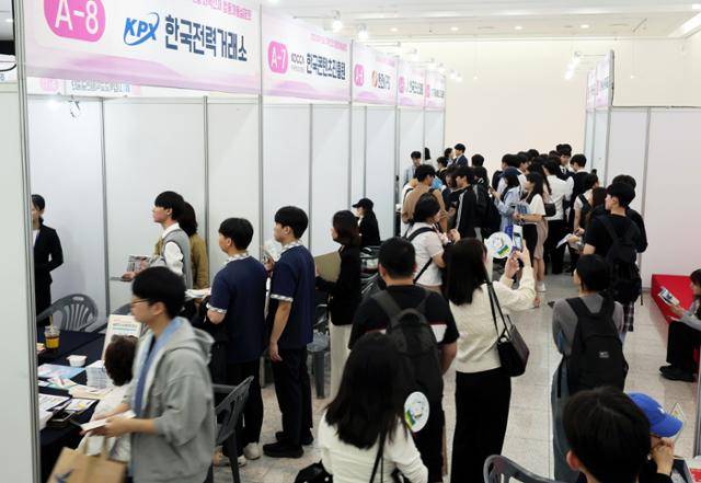 지난달 24일 광주 북구 전남대학교 컨벤션홀에서 '2025 광주·전남 지역인재 합동 공공기관 채용설명회'가 열리고 있다. 연합뉴스