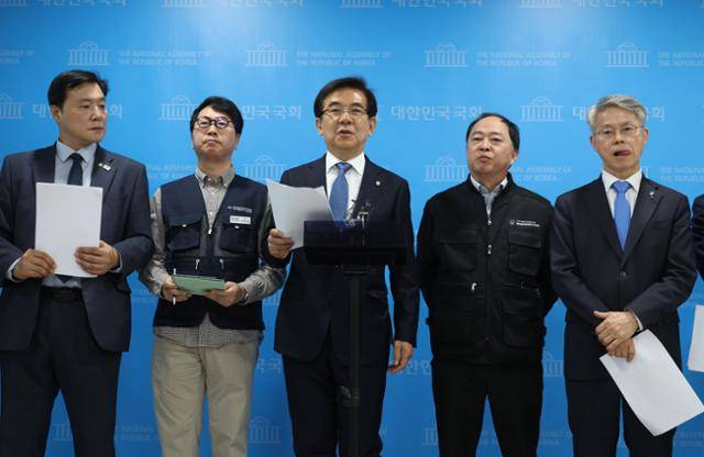 정일영(가운데) 더불어민주당 내란은폐 및 알박기 인사 저지 특별위원회 위원장과 한국마사회 노동조합원들이 지난달 28일 국회 소통관에서 열린 ‘한덕수 대통령 권한대행 국무총리 한국마사회 회장 등 공공기관 알박기 인사 중단 촉구’ 기자회견을 마치고 취재진의 질문에 답변하고 있다. 뉴시스