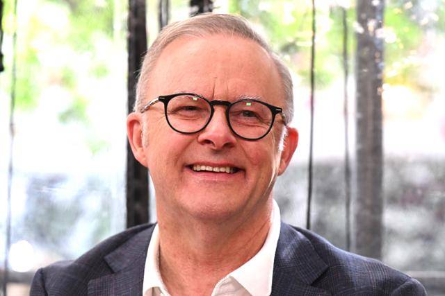 24년만에 호주에서 탄생한 연임 총리인 앤서니 앨버니지 호주 총리가 총선 승리가 확정된 4일 시드니 거리에서 지지자들을 만나 인사하고 있다. 시드니=EPA 연합뉴스