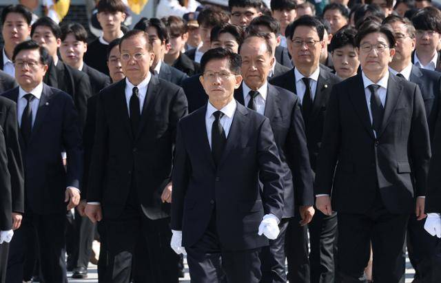 김문수 국민의힘 대통령선거 후보가 4일 오전 서울 동작구 국립서울현충원 현충탑 참배를 위해 이동하고 있다. 고영권 기자