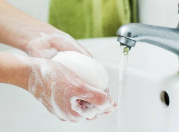 충혈 증상은 알칼리성 비누로 눈꺼풀을 닦아 완화할 수 있다./사진=클립아트코리아