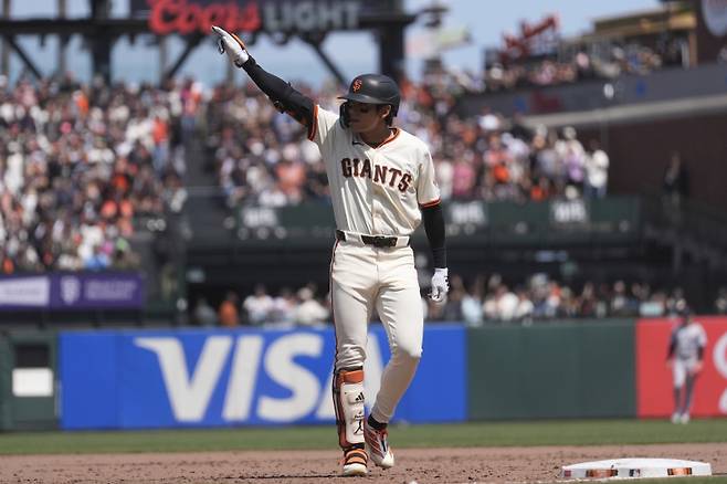 <yonhap photo-3701="">4일(한국시간) 콜로라도전에서 6회 타점을 기록한 이정후. [AP=연합뉴스]</yonhap>