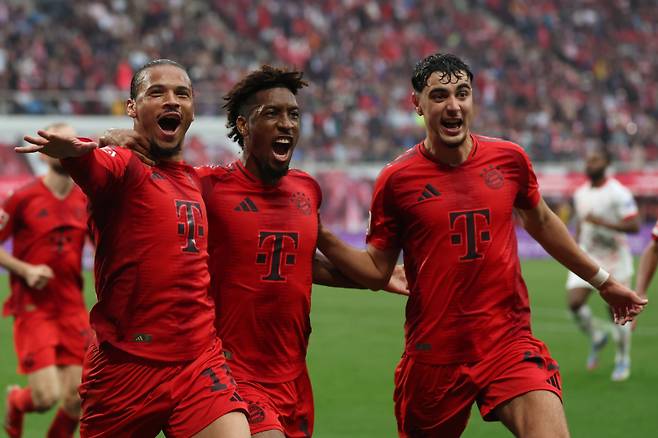 3-2로 역전하는 골을 넣은 후 기뻐하는 뮌헨 선수들. 사진=EPA 연합뉴스
