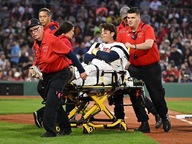 <yonhap photo-1746="">4일(한국시간) 미네소타 트윈스전에서 무릎을 다친 카사스가 들것에 실려 그라운드를 빠져나가고 있다. 카사스는 병원 검진에서 무릎 슬개건이 파열된 것으로 확인돼 잔여 시즌 결장이 확정적이다. [AFP=연합뉴스]</yonhap>