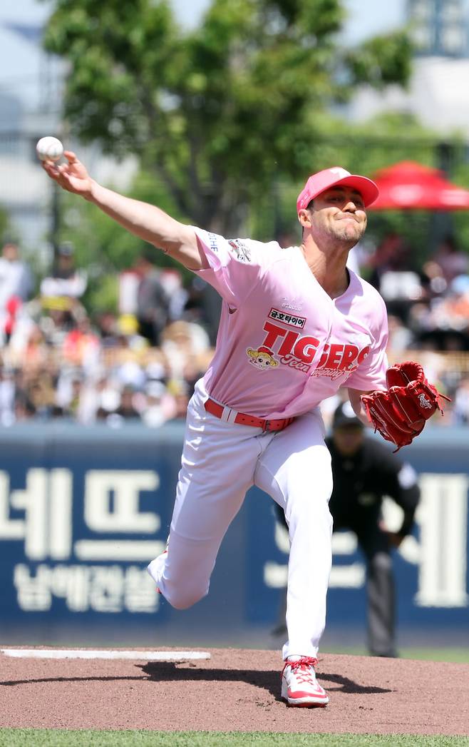 <yonhap photo-4895="">4일 광주기아챔피언스필드에서 열린 프로야구 한화 이글스와 KIA 타이거즈의 경기. KIA 선발투수 네일이 1회에 역투하고 있다. 2025.5.4 [연합뉴스]</yonhap>