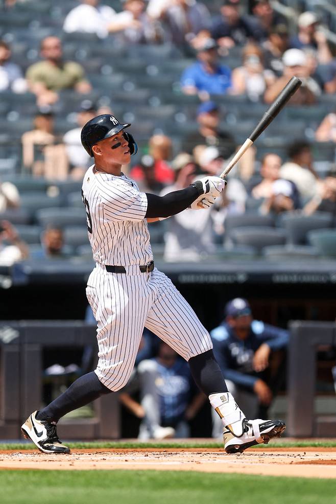 <yonhap photo-1221="">4일(한국시간) 탬파베이전에서 홈런을 기록하는 애런 저지. [AFP=연합뉴스]</yonhap>