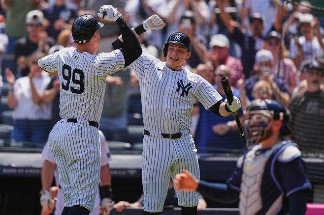 <yonhap photo-0968="">4일(한국시간) 탬파베이전에서 홈런을 때려낸 애런 저지(99번)가 벤 라이스와 세리머니를 하고 있다. [AP=연합뉴스]</yonhap>