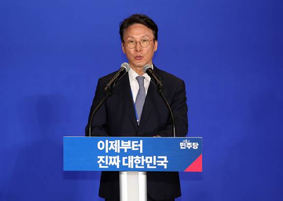 상임 공동선대위원장을 맡은 김민석 수석 최고위원이 30일 서울 여의도 국회 의원회관에서 열린 더불어민주당 제21대 대통령선거 '진짜 대한민국' 중앙선거대책위원회 출범식에서 발언하고 있다. 2025.4.30 [사진=연합뉴스]