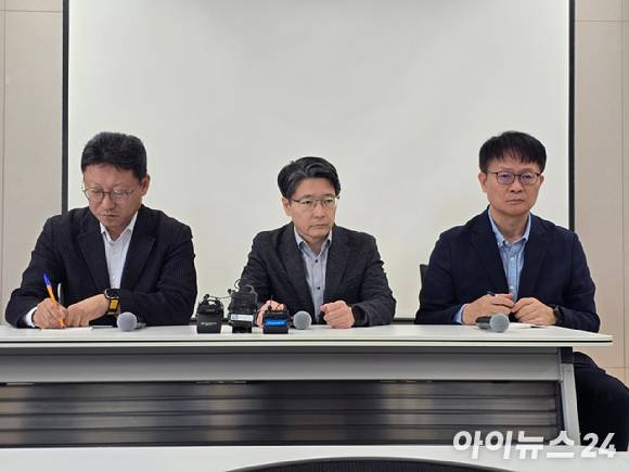 4일 오전 서울 중구 SK T타워에서 열린 SK텔레콤 데일리(일간) 브리핑에서 왼쪽부터 김희섭 센터장, 임봉호 SK텔레콤 MNO사업부장, 류정환 SK텔레콤 네트워크 인프라센터장이 브리핑 이후 취재진과 질의응답을 진행하고 있다. [사진=안세준 기자]