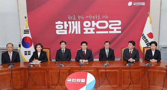 국민의힘 김문수 대선 후보가 4일 국회에서 열린 당 선거대책위원회 회의에서 발언하고 있다. [사진=연합뉴스]