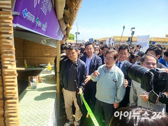 4일 더불어민주당 이재명 대선후보가 경북 영주에서 열린 '선비문화축제'를 방문하고 있다.  [사진=김은경 기자]