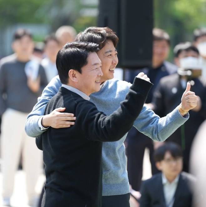 이준석 개혁신당 대선 후보가 안철수 국민의힘 의원과 지난달 25일 경기 성남시 판교역 인근 광장에서 열린 '미래를 여는 단비토크, Ai 기술패권시대 대한민국 미래를 말하다'에서 포옹하며 기념촬영을 하고 있는 모습. (이준석 후보 인스타그램 캡처)/www.joongang.co.kr/article/25331443