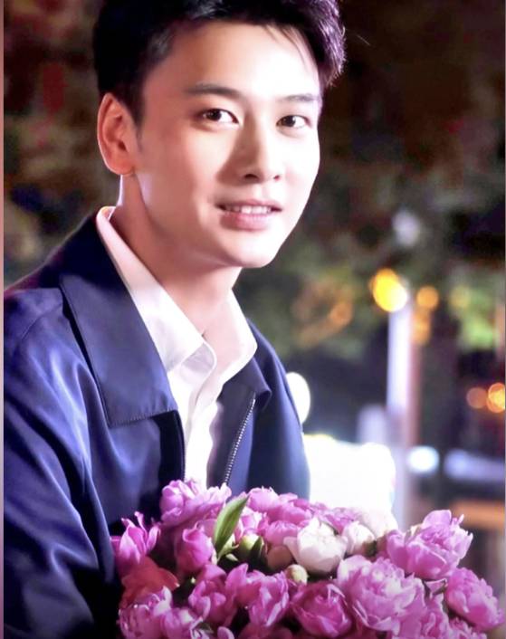 갑작스레 더워진 날씨 탓에 예년보다 일찍 모란이 피어서 썩힐 위기에 놓였는데, 한 청년 공무원이 기지를 발휘해 8만 송이를 완판시켰다. 모란꽃 완판의 주인공 쉬창. 틱톡