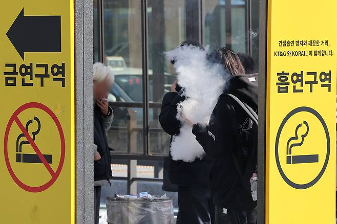 서울역 광장 흡연구역에서 시민들이 담배를 피우고 있다. 뉴스1