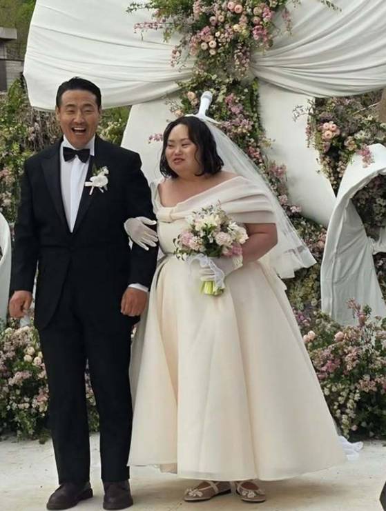 배우 겸 작가 정은혜가 지난 3일 경기 양평군 모처에서 남자친구 조영남씨와 결혼식을 올렸다. 배우 문지인 인스타그램 캡처