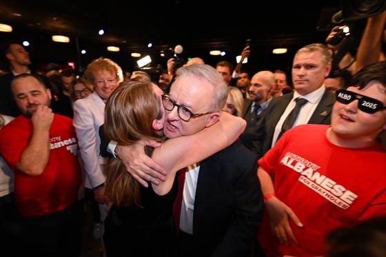 앤서니 앨버니지 호주 총리가 2025년 5월 3일 호주 시드니 캔터베리-헐스톤 파크 RSL 클럽에서 열린 2025년 노동당 선거의 밤 행사에서 포옹을 받는 모습. EPA=연합뉴스