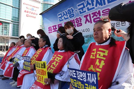 새만금지킴이 범시민대책위원회가 지난 2월 22일 전북 군산시 수송동 롯데마트 앞에서 집회를 열고 "군산항과 새만금 신항을 통합 관리해야 한다"고 주장하며 삭발식을 하고 있다. 연합뉴스