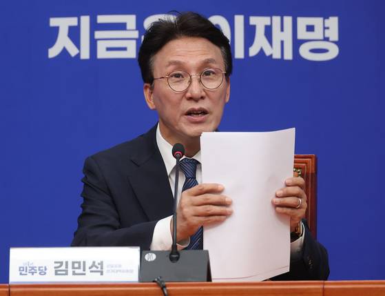 더불어민주당 김민석 상임공동선거대책위원장이 4일 국회에서 열린 기자간담회에서 발언하고 있다. 연합뉴스