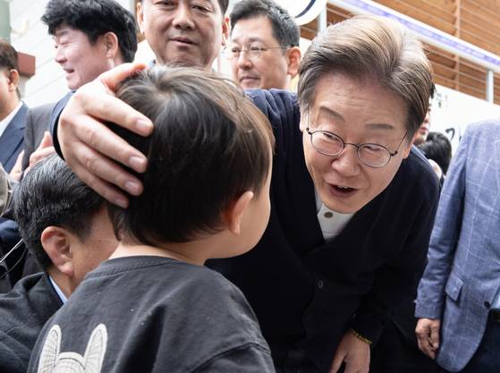 '골목골목 경청투어 : 단양팔경편'에 나선 이재명 더불어민주당 대통령 후보가 4일 오후 강원 영월군 영월서부시장에서 한 어린이와 대화를 하고 있다. 뉴스1