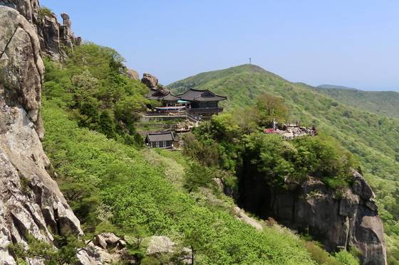 남해 금산 제석봉에서 바라본 보리암 전경. 바위 능선에 들어선 보리암은 우리나라 3대 관음 기도 도량으로 알려졌다. 김홍준 기자