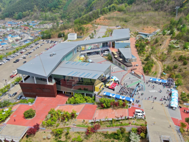 ▲ 강원 태백민예총 음악협회(회장 정태영)이 주최·주관하는 제103회 어린이날 기념 행사가 오는 5일 태백시 장성동에 있는 한국안전체험관(365세이프타운)에서 ‘날아라 새들아 페스티벌-맛보GO, 즐기GO, 체험하GO’를 주제로 열려 식전공연·기념식·축하공연·체험부스·놀이마당 등 어린이와 온 가족이 즐길 수 있는 다양한 볼거리와 체험행사가 펼쳐진다. 한국안전체험관 전경.