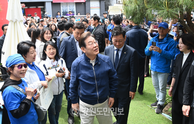 ▲ 이재명 더불어민주당 대선 후보가 2일 강원 화천시장을 찾아 ‘골목골목 경청투어’ 일정에 나선 가운데 지역 주민과 지지자들이 몰려 있다. 화천/서영 기자