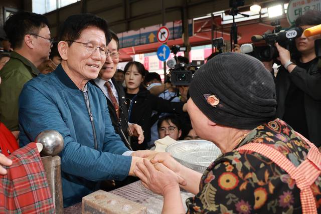 ▲ 국민의힘 김문수 대선 후보가 4일 경기도 의정부제일시장을 방문해 냉면집 상인과 인사하고 있다.