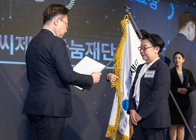 지난 2일 CJ나눔재단이 서울 중구 웨스틴 조선 서울호텔에서 진행된 ‘제103회 어린이날 기념식’에서 아동복지 증진에 기여한 공로로 ‘대통령 표창’을 수상했다. 조규홍 보건복지부 장관(왼쪽)이 민희경 CJ사회공헌추진단장(오른쪽)에게 시상을 하고 있다.  CJ나눔재단 제공