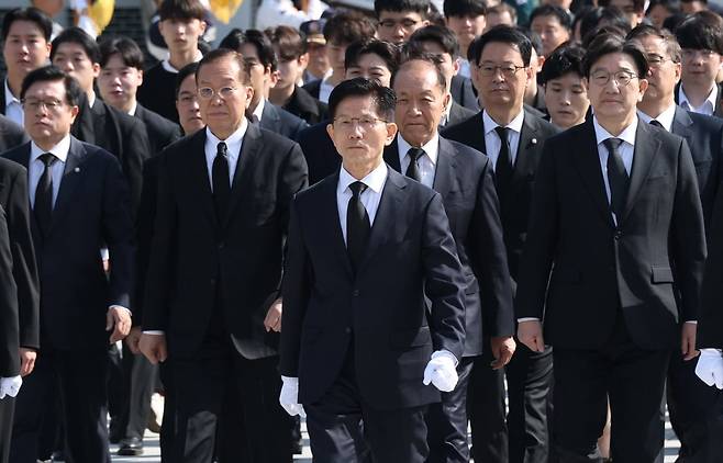 국민의힘 김문수 대선 후보가 4일 서울 동작구 국립서울현충원을 찾아 현충탑에 참배하고 있다.  /연합뉴스