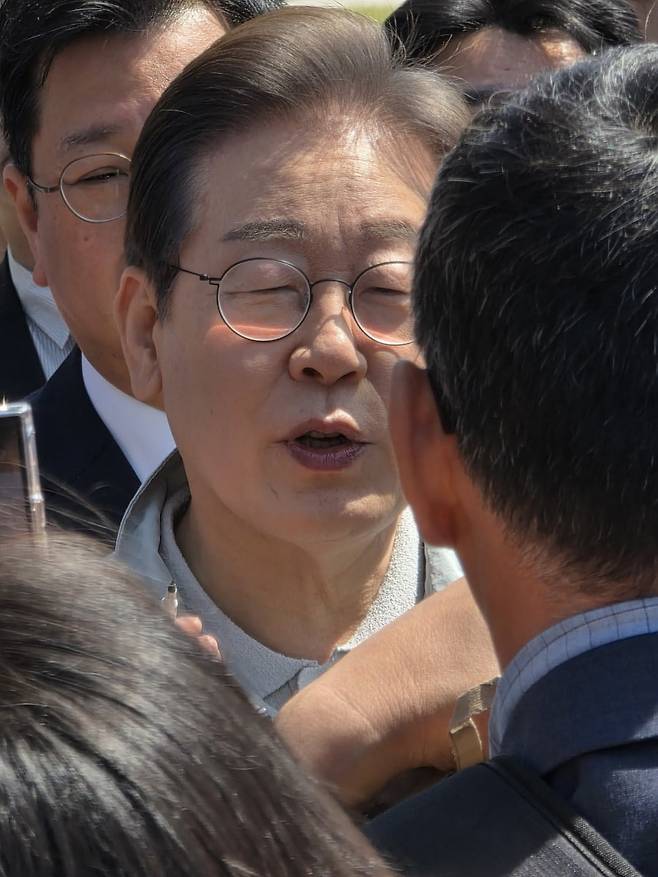 이재명 더불어민주당 대선 후보가 4일 경북 영주를 찾아 시민들을 만났다.  /이광식 기자