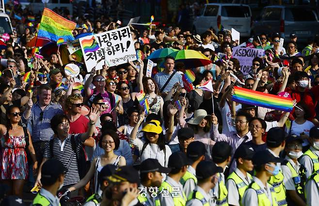 2015년 6월 28일 서울 중구 서울시청 앞 광장에서 퀴어문화축제 참가자들이 행진을 하고 있다. 이준헌 기자