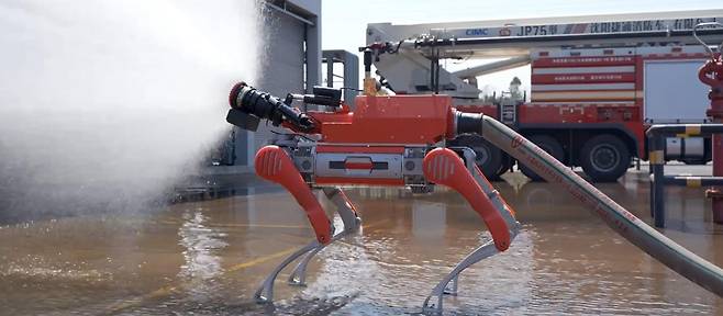 중국기업 유니트리가 개발한 소방 로봇이 화염을 향해 소방수를 뿌리고 있다. 유니트리 제공