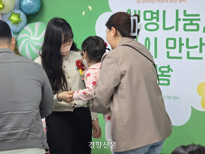 김주아양(4)이 지난 1일 서울 서대문구 사랑의장기기증운동본부에서 기증자 고 서정민군(1)의 어머니 이나라씨(32)에게 직접 만든 카네이션을 달아주고 있다. 오동욱 기자