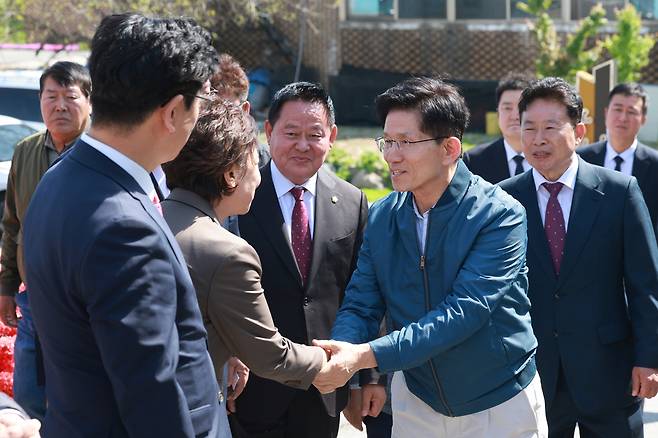 김문수 국민의힘 대선 후보가 4일 한센인 마을인 경기도 포천시 장자마을을 방문해 지지자 및 주민들과 인사하고 있다. 연합뉴스