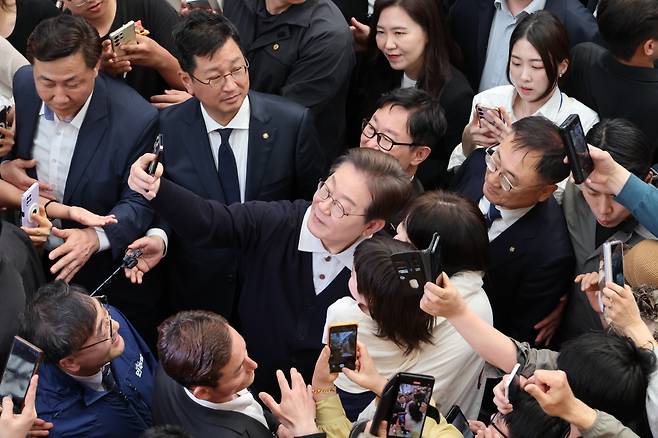단양구경시장 방문객들과 ‘찰칵’ 이재명 더불어민주당 대선 후보가 4일 ‘골목골목 경청투어’를 위해 찾은 충북 단양군 단양구경시장에서 시민들과 사진을 찍고 있다. 연합뉴스