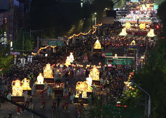 Buddhist lanterns light up downtown Seoul during the Lotus Lantern Festival on April 26, ahead of Buddha's birthday, which falls on May 5 this year. [YONHAP]