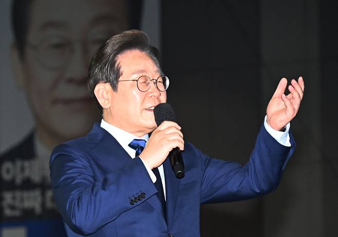 이재명 더불어민주당 대선 후보가 지난달 27일 경기 고양시 킨텍스에서 열린 제21대 대통령선거 후보자 선출을 위한 수도권·강원·제주 경선 및 최종 후보자 선출 대회에서 수락 연설을 하고 있다. 연합뉴스