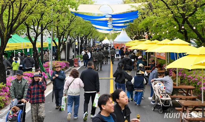 강원 양구레포츠공원 일원에서 열린 양구 곰취축제가 첫날인 3일 궂은 날씨에도많은 임파가 몰려 축제를 즐겼다.