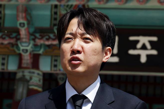 이준석 개혁신당 대선 후보가 4일 광주 북구 국립 5·18 민주묘지에서 참배를 마친 뒤 기자들과 만나 발언하고 있다. 연합뉴스