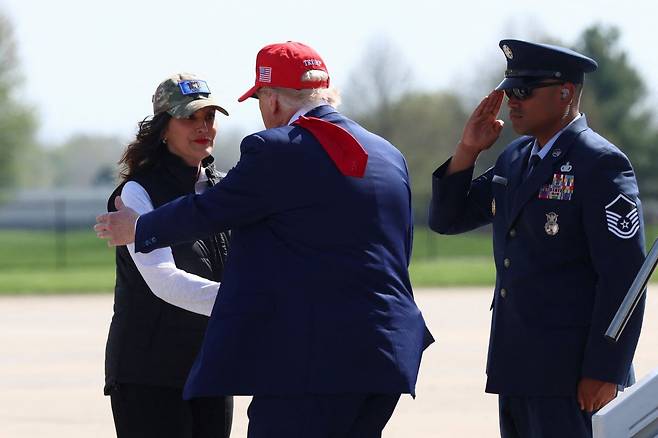 그레천 휘트머 미국 미시간주 주지사 29일(현지시간) 도널드 트럼프 대통령과 인사하고 있다. 로이터연합뉴스