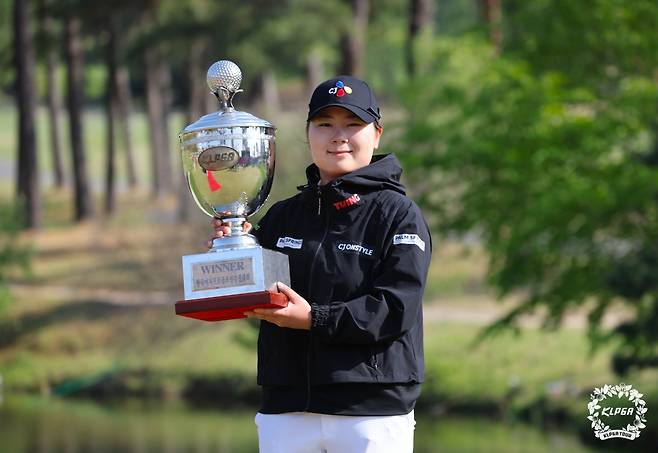 4일 경기도 양주시 레이크우드CC에서 막을 내린 크리스에프앤씨 제47회 KLPGA챔피언십에서 우승한 홍정민이 트로피를 들고 환하게 웃고 있다. KLPGA