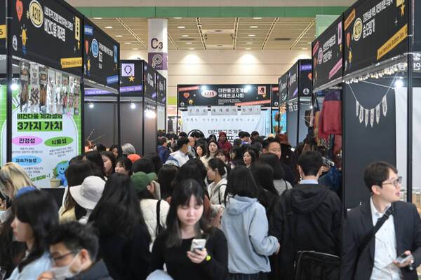 지난 4월3일부터 6일까지 열린 2025 서울국제불교박람회에서 젊은 방문객들이 부스를 둘러보고 있다. 2025 서울국제불교박람회 제공