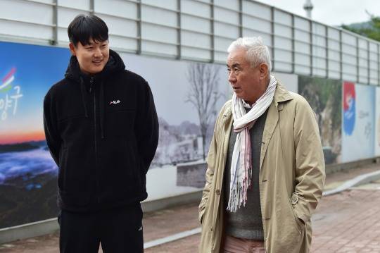 대회장을 찾은 주원홍 대한테니스협회장(오른쪽). 사진[연합뉴스]