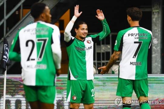 멀티골을 터트린 아니스 하지 무사