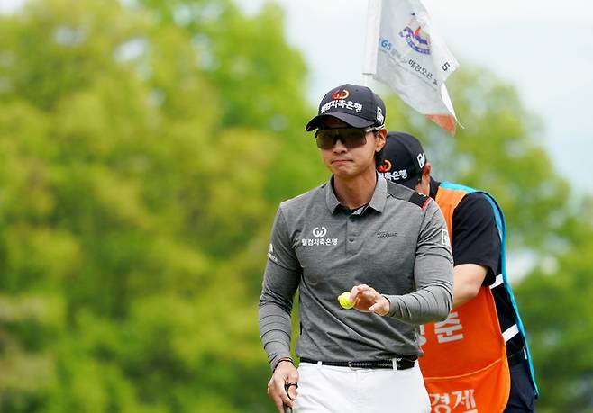 이형준이 3일 열린 GS칼텍스 매경오픈 3라운드 5번홀에서 홀아웃하고 있다. GS칼텍스 매경오픈 대회 조직위